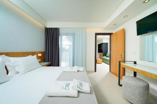 een hotelkamer met een bed en een bureau bij Encanto Village -Apartments in Potos