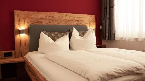 Кровать или кровати в номере Hotel Almwirt