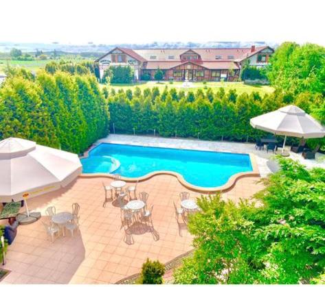 an overhead view of a swimming pool with tables and umbrellas at Polonez w Rymaniu in Rymań