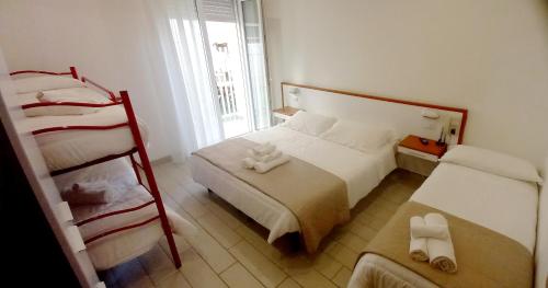 Un pat sau paturi într-o cameră la Hotel Brotas