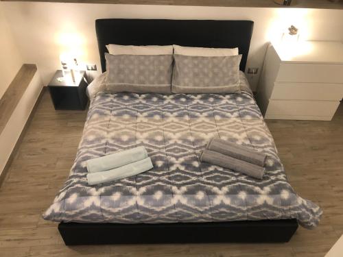 ein großes Bett mit zwei Kissen darüber in der Unterkunft San Damiano Suite in Catania