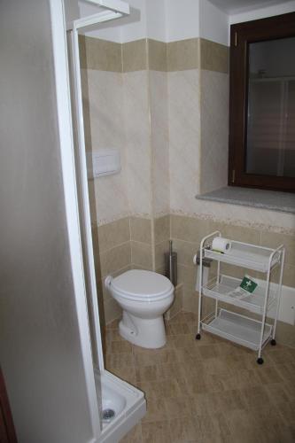 y baño con aseo, lavabo y espejo. en B&B IlGirasole, en Paravati