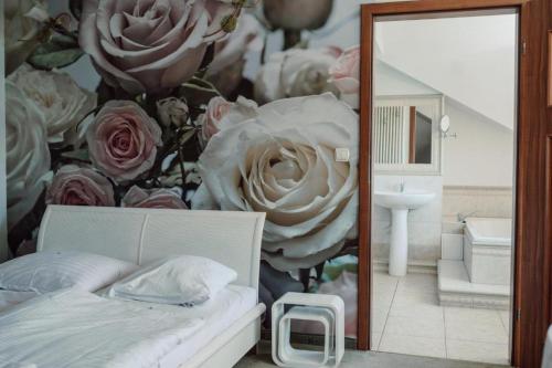 Polonez w Rymaniu في Rymań: غرفة نوم مع جدارية زهرة على الحائط