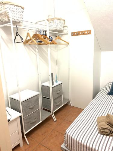 1 Schlafzimmer mit 2 Etagenbetten und 1 Bett in der Unterkunft Apartament Cadaqués, Casa Nou 1935 in Cadaqués