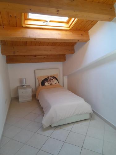 - une chambre avec un lit et une lucarne dans l'établissement La Casa di Sofia, à Piedimonte Etneo