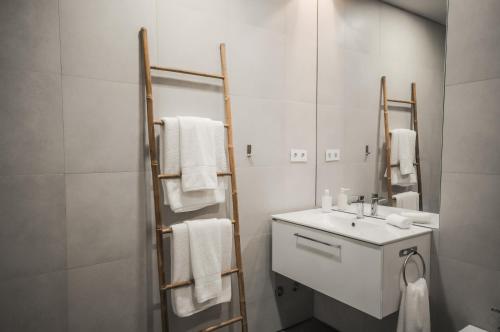 Ванная комната в Aljube Residences II - Apartamento novo centro PDL