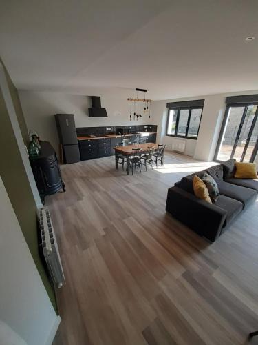 un salon avec un canapé et une table dans l'établissement Maison chaleureuse, spacieuse et familiale, à Beauvoir