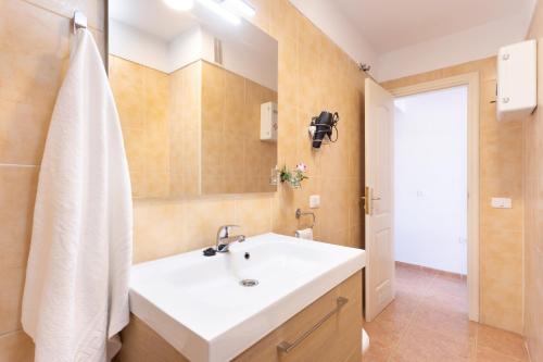 Koupelna v ubytování Home2Book Stunning Apartment Candelaria, Terrace