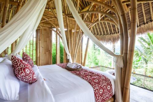 Ein Bett oder Betten in einem Zimmer der Unterkunft Magic Hills Bali - Angel House Magical Eco Lodge