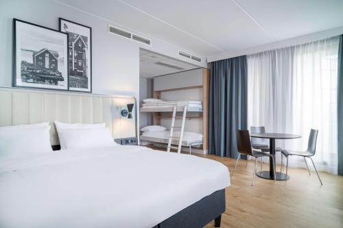 ein Hotelzimmer mit einem Bett und einem Schreibtisch in der Unterkunft Radisson Hotel & Conference Centre Oslo Airport in Gardermoen