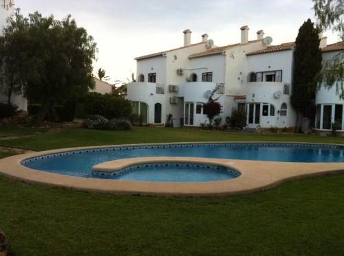 een huis met een zwembad ervoor bij Ca Isaak in Denia
