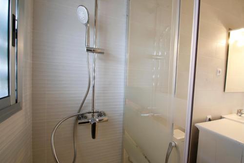 La salle de bains est pourvue d'une douche avec un pommeau de douche. dans l'établissement Apartamento Panorama 5, à Miami Platja