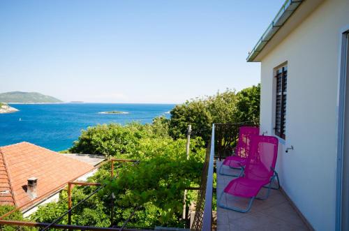 balcón con vistas al océano en Guest House Rooms Rose, en Molunat