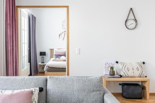 een woonkamer met een bank en een spiegel bij Arctic Aurora City Suite in Rovaniemi