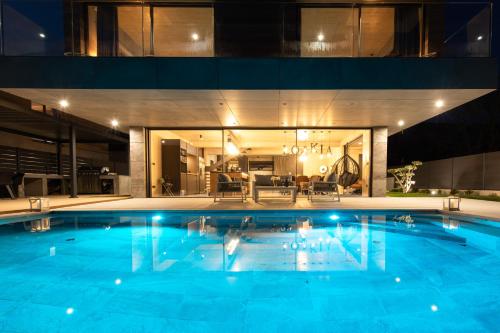 Bazén v ubytování Luxury villa GRANDIOSA with sauna and jacuzzi nebo v jeho okolí