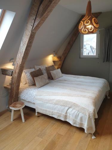 เตียงในห้องที่ Escale Chambre d'hôtes Au coeur du vieux Profondeville entre Namur et Dinant