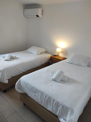 zwei Betten nebeneinander in einem Zimmer in der Unterkunft Casinha das Bonecas By Viva a Vida - Alojamentos & Hotels in Constância