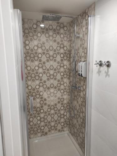 ein Badezimmer mit Dusche mit Glastür in der Unterkunft Casinha das Bonecas By Viva a Vida - Alojamentos & Hotels in Constância