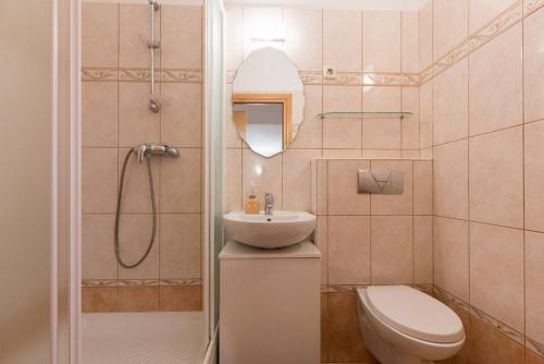 ein Bad mit einem Waschbecken, einem WC und einer Dusche in der Unterkunft Marija F4 Apartment in Krk