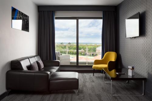 Zona de estar de Roomzzz Chester City