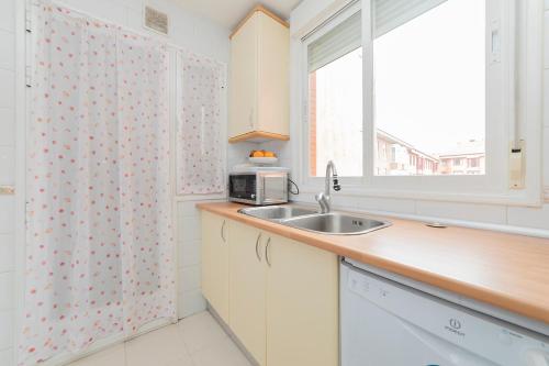 Kuchyň nebo kuchyňský kout v ubytování APARTAMENTO MADRID rio 4ºA