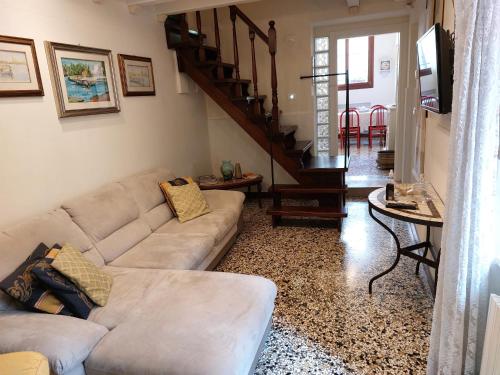 un soggiorno con divano e tavolo di San Gervasio Apartment a Venezia