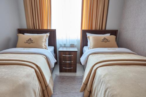 سرير أو أسرّة في غرفة في Tarabya Suites