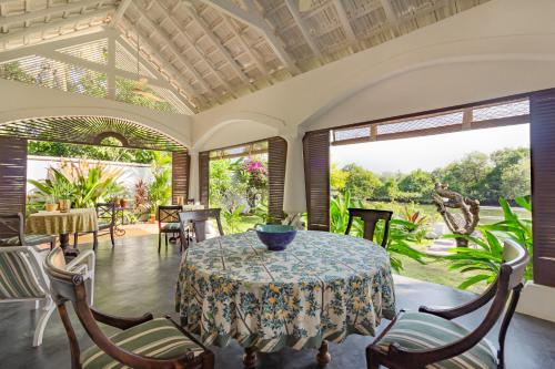 a dining room with a table and chairs at Casa Britona in Panaji