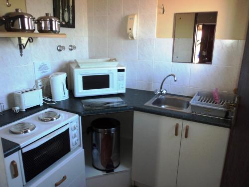Una cocina o zona de cocina en Myoli Beach Lodge