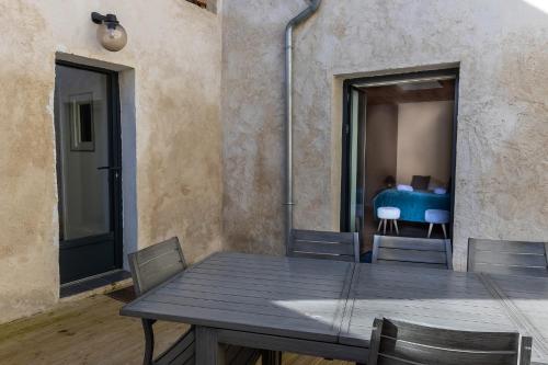 a table and chairs in a room with a bedroom at Le gite du Maréchal in Saint-Aignan