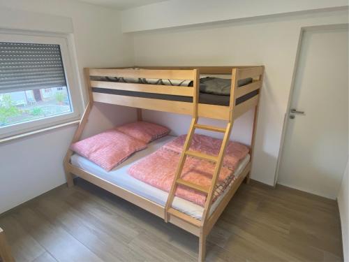 Ein Bett oder Betten in einem Zimmer der Unterkunft FeWo Weisweil
