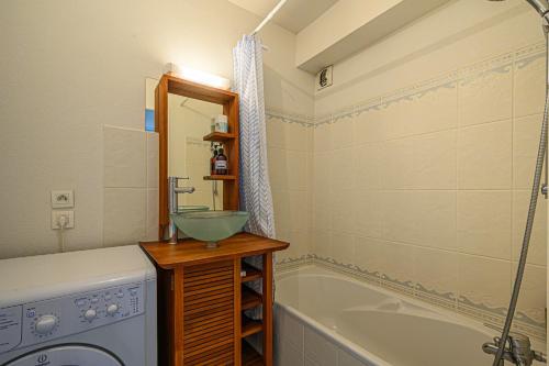 a bathroom with a sink and a bath tub at LE MATISSE - 39m2 dans Vannes avec parking privé in Vannes