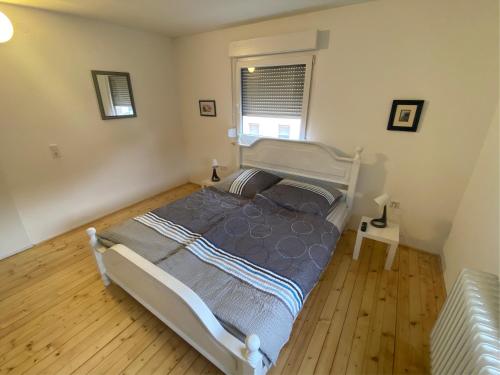 Ein Bett oder Betten in einem Zimmer der Unterkunft FeWo Weisweil