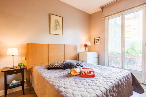 une chambre avec un lit et une grande fenêtre dans l'établissement LE TIVOLI AP4264 By Riviera Holiday Homes, à Nice