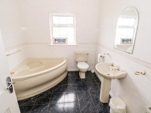 Kylpyhuone majoituspaikassa Dromore West Cottage