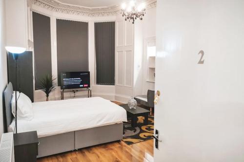 Кровать или кровати в номере S.H Apartments