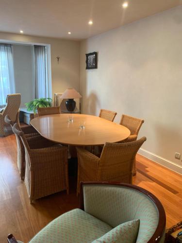 a dining room with a round table and chairs at Ruim appartement vlakbij zee met parking in Knokke-Heist