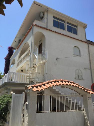 a white house with an archway in front of it at Casa di Silvia in Castiglione