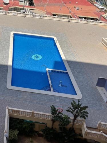widok na niebieski basen w budynku w obiekcie Torre Principado - Aloturin Benidorm w mieście Benidorm