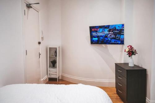 Телевизор и/или развлекательный центр в S.H Apartments