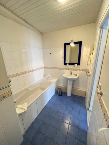 Ένα μπάνιο στο Hôtel Le Vieux Gréement