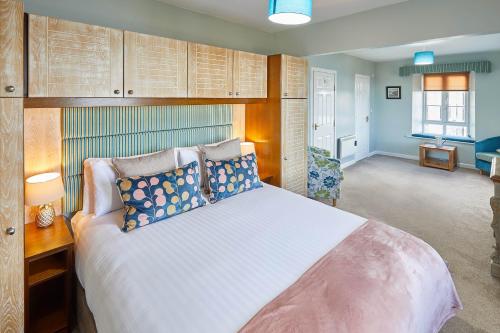 een slaapkamer met een groot bed en een woonkamer bij Host & Stay - The Watchtower in Bamburgh