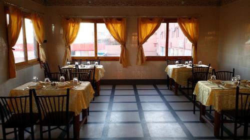 Restoran või mõni muu söögikoht majutusasutuses Hotel Mandar Saghrou Tazakhte