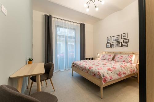sypialnia z łóżkiem, biurkiem i oknem w obiekcie La casa di Filomena w mieście Termoli