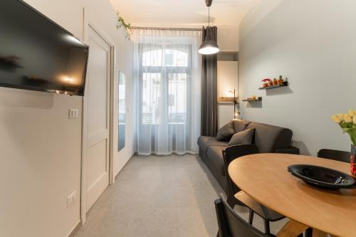 salon z kanapą i stołem w obiekcie La casa di Filomena w mieście Termoli