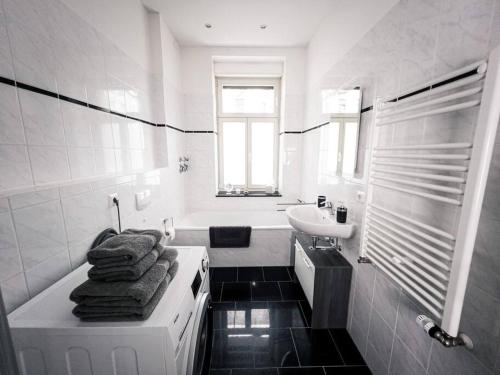 Un baño blanco con lavabo y bañera. en ✪ FirstClass-Apartment in Leipzig-Gohlis ✪, en Leipzig