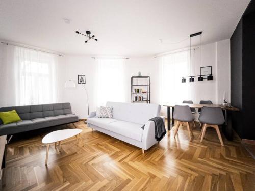 un soggiorno con divano bianco e tavolo di ✪ FirstClass-Apartment in Leipzig-Gohlis ✪ a Lipsia