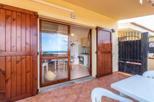 Habitación con puerta corredera de cristal y comedor. en Casa Sardegna, en Rena Majore