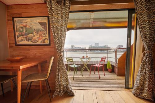 波爾多的住宿－La Petite Annick，客房设有带桌椅的阳台。