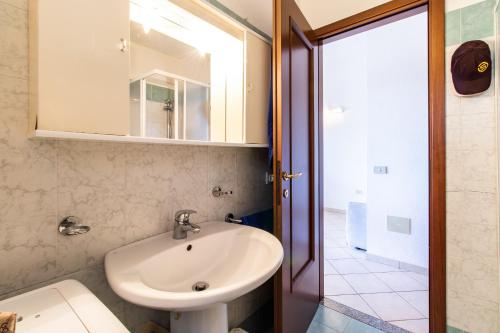 y baño con lavabo y espejo. en Casa Sardegna, en Rena Majore